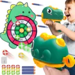 Otrok se veselo igra z Dino Strelec - Streljaj in Zadeni, zelenim dinozavrskim puskalnikom na temo dinozavra, ki meri na pisan pikado za pikado. Penasti puščice, majhen čep in črtaste žogice popestrijo to živahno in igrivo sceno, ki pooseblja mladostniško avanturo.