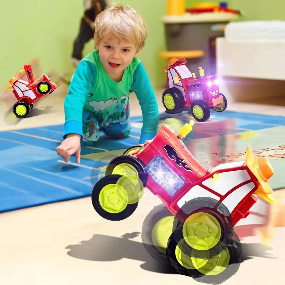 Majhen otrok v pižami se navdušeno igra na črtasti preprogi z RC Plesajoči Traktor – Očara s Svojimi Gibanji v Efektih, z utripajočimi lučmi. Otrok pokaže, ko se zdi, da se premika, kar ustvari zabavno in dinamično sceno.